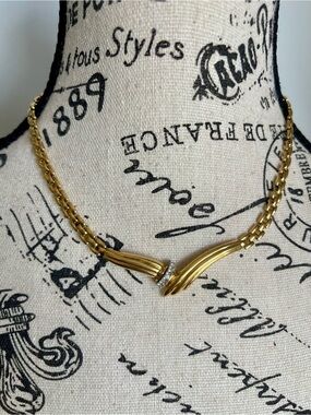 Nina Ricci Gold-Tone Sculpted Center Link 80’s Vintage Necklace